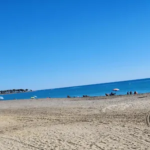 ¡bajo Estupendo Con Patio Y Terraza A 200 Metros De La Playa! Apartamento